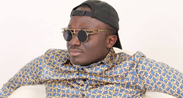 «Dedans», le prochain single de Joe Kingston arrive lourd